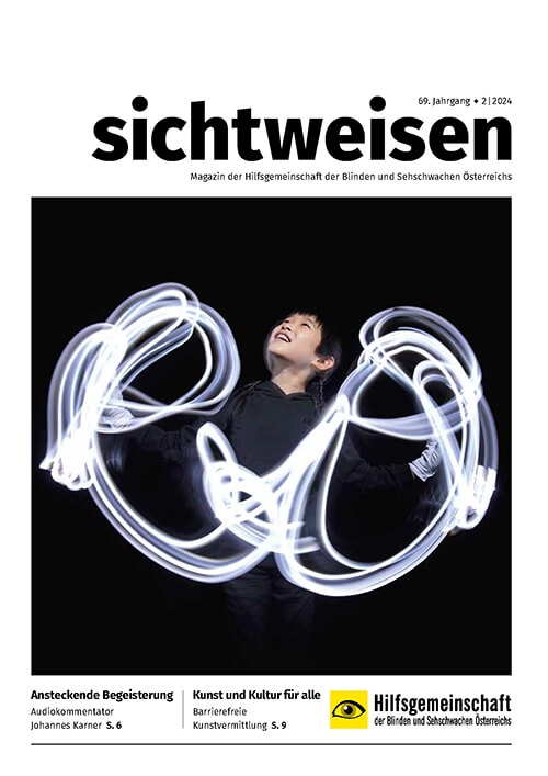 In dieser Ausgabe unseres Magazins beleuchten wir barrierefreie Freizeitgestaltung. Cover des Magazins sichtweisen in weiß mit schwarzer Überschrift: Sichtweisen. Coverbild ist eine Langzeitaufnahme: ein lachender Junge auf schwarzem Hintergrund, um den Bahnen aus weißem Licht schwirren.
