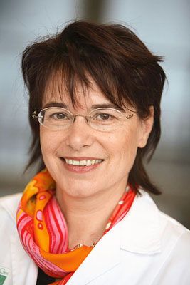 ao. Univ.-Prof. Dr. Michaela Velikay-Parel von der Universitäts-Augenklinik Graz, Copyright: Med Uni Graz Eine Frau lächelt in die Kamera
