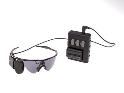 Externe Elemente des epiretinalen Implantates (Argus® II Retinal Prosthesis System) von Second Sight, Copyright: Second Sight Darstellung der externen Elemente des epiretinalen Implantates, Brille mit Antenne und Kamera und VPU