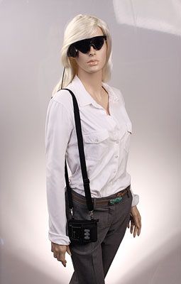 Externe Elemente des epiretinalen Implantates (Argus® II Retinal Prosthesis System) von Second Sight, Copyright: Second Sight Eine Schaufensterpuppe trägt die externen Elemente des epiretinalen Implantates