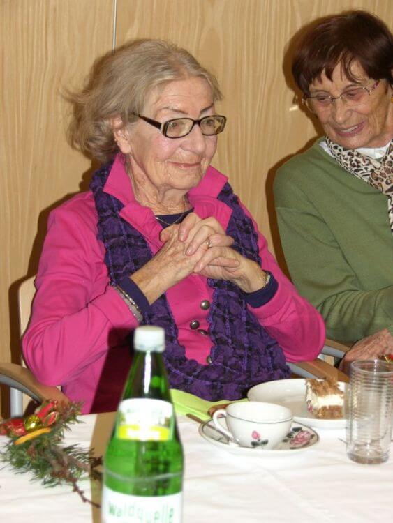 Elfriede Trulp hatte Freude an den Treffen im Beratungszentrum Zwei Damen sitzen mit Kuchen und Kaffee bei einem Tisch