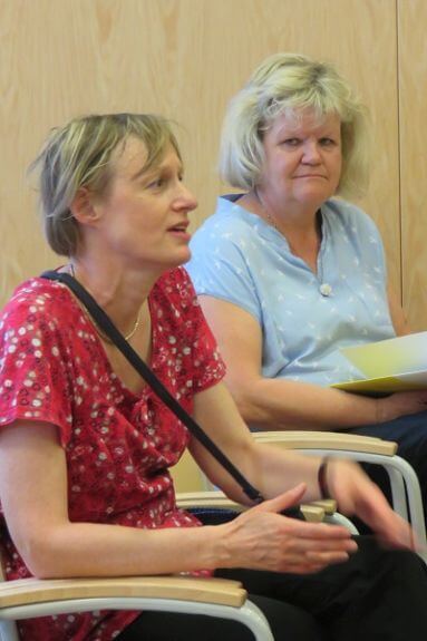 Die Austauschtreffen widmen sich speziellen Herausforderungen. Zwei Damen sitzen auf Sesseln und eine Dame spricht