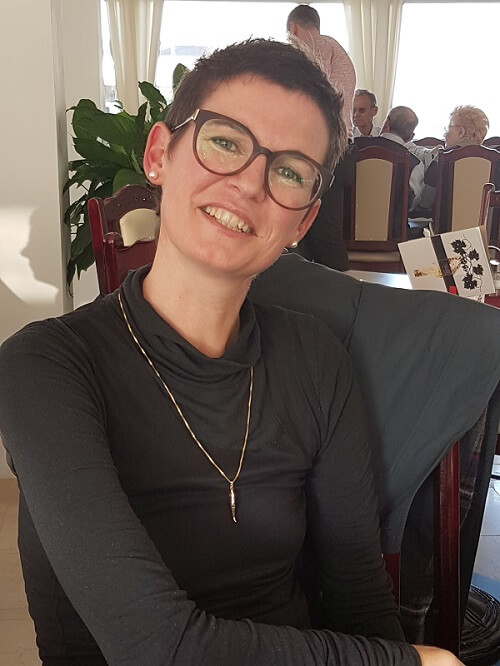 Mitarbeiterin Alexandra Kleinheinz Portrait von Alexandra Kleinheinz in einem Kaffeehaus.