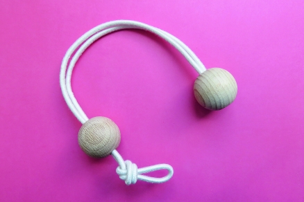 Wanderkugel 2 Holzkugeln mit einem Seil verbunden.