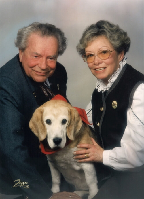 Hund Lisbeth spielte eine wichtige Rolle im Leben von Ernst und Johanna T., Copyright: privat. Foto eines älteren Ehepaares mit einem Hund in der Mitte.