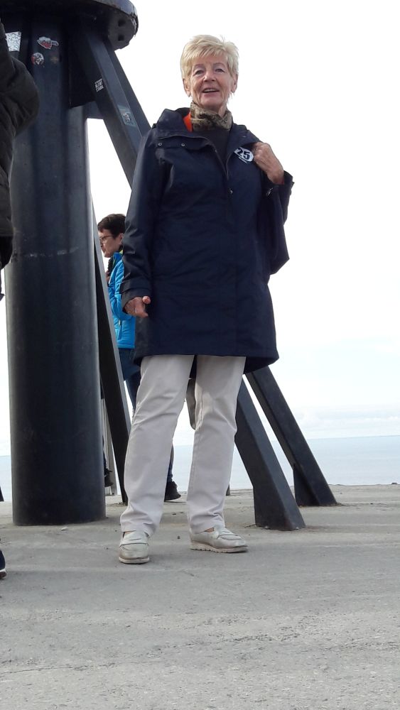 Steckbrief_Helga_Titorenco_Hilfsgemeinschaft_der_Blinden.jpg ältere kleine Dame mit weißen kurzen Haaren lächelnd vor einer Statue