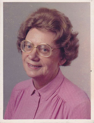 Elfriede Feilhofer Eine ältere Dame mit Brille lächelt seitlich in die Kamera