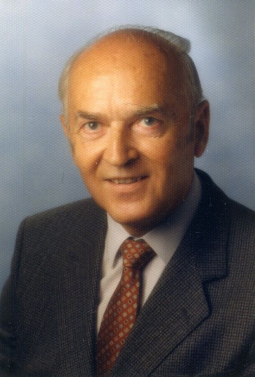 Hofrat Dr. Andreas Strobl Ein älterer Herr mit Krawatte und Anzug lächelt freundlich in die Kamera