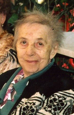 Maria Göschl Eine ältere Dame mit bunter Weste lächelt in die Kamera.