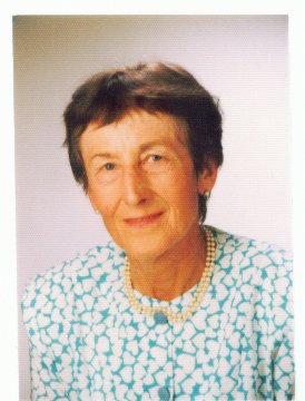 Herta Kasper Leicht vergilbtes Foto, eine Dame mit braunen kurzen Haaren lächelt in die Kamera