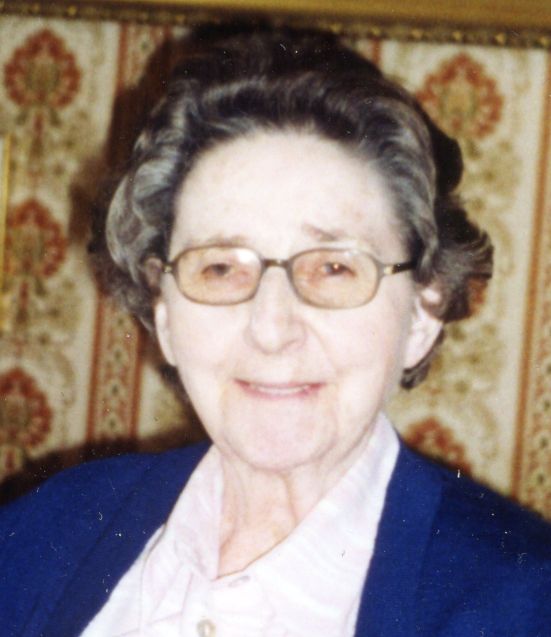 Irmentraute Brokesch Eine ältere Dame mit Brille lächelt verschmitzt in die Kamera