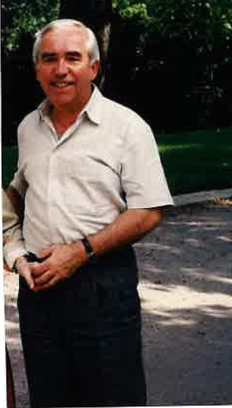 Julius Kirkovics Ein älterer Herr steht auf einem Weg, hinter ihm Bäume und Natur, er lächelt freundlich in die Kamera