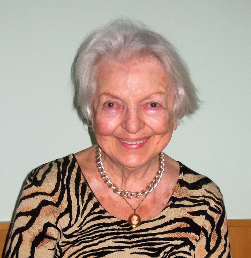 Lygia Kapraleck Eine ältere Dame lächelt fröhlich in die Kamera