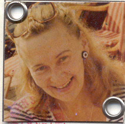 Margit Fischer Leicht vergilbtes Foto einer Frau mit blonden Haaren die fröhlich in die Kamera lächelt.