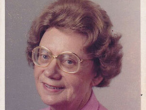 Elfriede Feilhofer Eine ältere Dame mit Brille lächelt seitlich in die Kamera