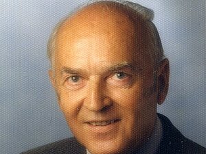 Hofrat Dr. Andreas Strobl Ein älterer Herr mit Krawatte und Anzug lächelt freundlich in die Kamera