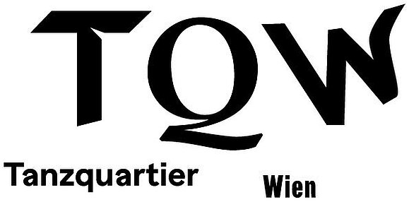 Seit 2023 bietet das Tanzquartier Wien in unregelmäßigen Abständen Performances mit Audiodeskription an. Logo: TQW. Logo in schwarz: TQW Tanzquartier Wien
