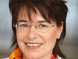 ao. Univ.-Prof. Dr. Michaela Velikay-Parel von der Universitäts-Augenklinik Graz, Copyright: Med Uni Graz Eine Frau lächelt in die Kamera