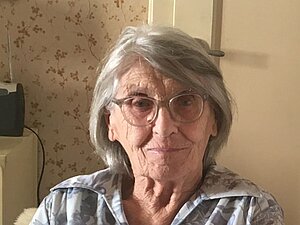 Frau Graf ließ sich in späteren Jahren kaum eine Reise entgehen. ältere Frau mit Polo-Pullover und Brillen mit gelben Gläsern