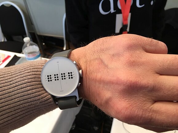 Die Dot Watch ist die erste Blindenschrift-Smartwatch Braille Uhr für blinde Menschen an Handgelenk