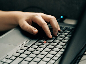 Wir suchen Assistenz in der Beratung. Foto von Szabo Viktor auf Unsplash Eine Hand liegt auf der Tastatur eines schwarzen Laptops.