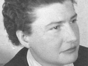 Adalberta Stasny Schwarz-Weiß Bild einer Dame mittleren Alters mit Dauerwelle die ernst außerhalb des Bildes blickt