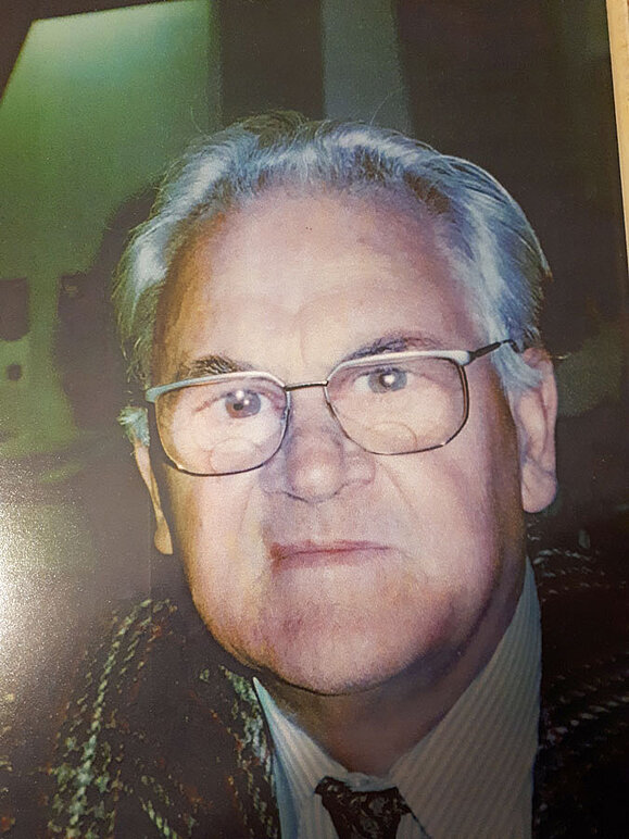 Felix Gebauer Ein älterer Herr mit Brille und Sakko schaut mild lächelnd in die Kamera.