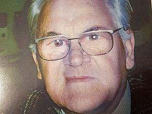 Felix Gebauer Ein älterer Herr mit Brille und Sakko schaut mild lächelnd in die Kamera.