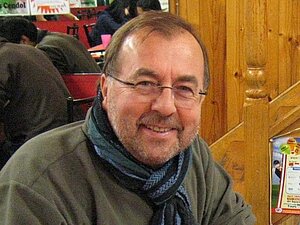 Portrait Heinz Tichy mit Schal und Brille