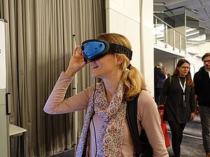 Junge Frau hat eine digitale Brille auf ihrem Kopf.