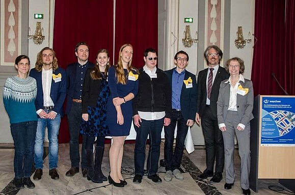 Assoz. Univ.-Prof. Mag. Dr. Susanne Zimmermann-Janschitz (re.) mit ihrem Projektteam, Copyright: ways2see. Projektteam von ways2see in einer Reihe aufgestellt, Copyright: ways2see.
