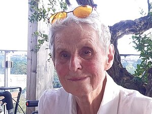 Gerda Luise Hoschek Eine Frau mit grauen Haaren lächelt in die Kamera