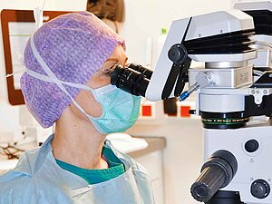 Primaria Vécsei- Marlovits bei einer Katarakt-OP, Copyright: G. Frisch Eine Ärztin mit Mundschutz, OP-Haube und OP-Mantel führt eine Katarakt-OP durch