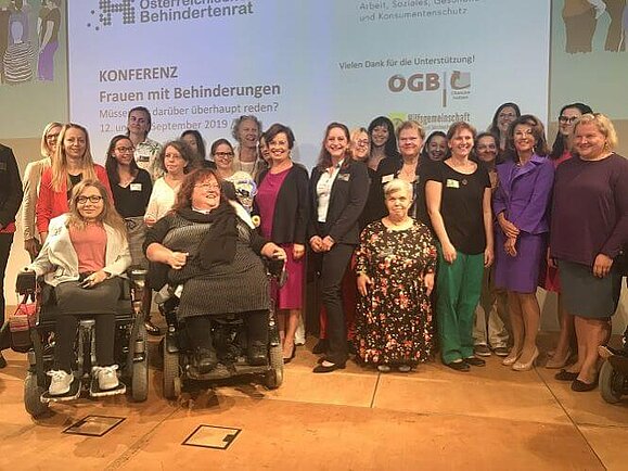 Teilnehmerinnen mit Bundeskanzlerin, „First Lady“, Sozial- und Frauenministerin Gruppenfoto der Teilnehmerinnen mit Bundeskanzlerin, „First Lady“, Sozial- und Frauenministerin