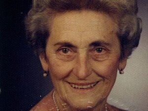 Hermine Wimmer Portrait einer älteren Dame mit grauer Dauerwelle die freundlich lächelt.