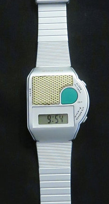 Sprechende, digitale Uhr mit silbernem Band und Gehäuse, grüner Knopf