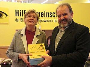 Dunkelblauer Mercedes GLB fährt auf einer Landstraße.