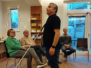 Foto von einem Mann mit einem weißen Stock im Beratungszentrum Graz