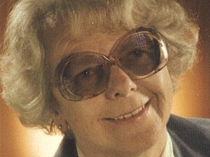 Frau Vater war begeisterte Leserin und hatte eine große Liebe für Dackel aller Art. Ältere Frau mit Föhnwelle und großen abgedunkelten runden Brillen lächelt