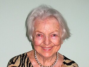 Lygia Kapraleck Eine ältere Dame lächelt fröhlich in die Kamera