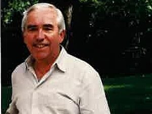 Julius Kirkovics Ein älterer Herr steht auf einem Weg, hinter ihm Bäume und Natur, er lächelt freundlich in die Kamera