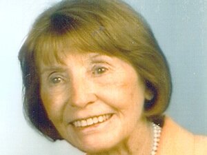 Martha Vogel Portrait einer älteren Dame mit mehrreihiger Perlenkette, freundlich lächelnd, sie blickt an der Kamera vorbei