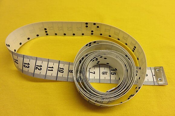 Maßband mit Schwarzschrift und Brailleschrift Maßband mit Schwarzschrift und Brailleschrift