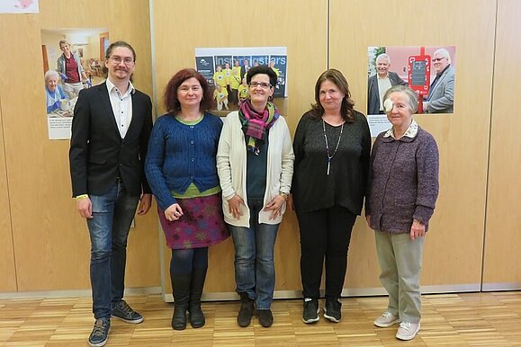 Augenprothetikerin Waltraud Stasny-Lischka und Heidemarie Feucht stehen neben drei Teilnehmenden