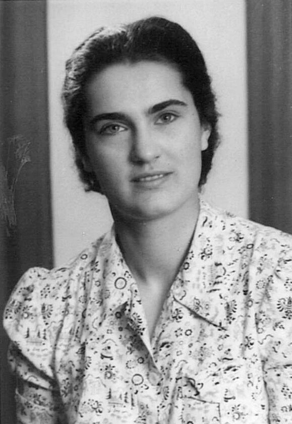 Sigrid Fürst im April 1948 Schwarz-weiß Portraitfoto einer jungen Frau mit dunklen Haaren, die hinter dem Kopf zusammengebunden sind. Sie lächelt leicht in die Kamera. Sie trägt ein gemustertes Kleid oder eine Bluse.