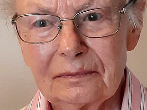 Hedwig Schweitzer liebte das Meer vor Hellas Stränden ebenso wie kalifornische Wüstenformationen. Selbst seheingeschränkt war sie zeitlebens eine freigiebige Frau. Ältere Dame mit weißen, kurzen Haaren, Brille und hellrosa Hemd.