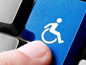 Tastatur mit einem blauen Taststein mit Rollstuhlfahrer