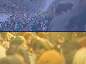 Sehbehinderte Menschen auf der Flucht, Foto-Copyright: Helovi, istock Zahlreiche Menschen am Bahnsteig die in einen Zug drängen. Das Foto ist blau-gelb überlagert (Flagge Ukraine).