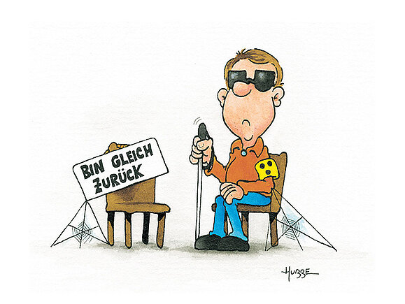 Mann mit Weißem Stock, Armbinde und Sonnenbrille sitzt auf Sessel und schaut unglücklich drein. Neben ihm ein spinnwebenbehangener Sessel mit einem Schild, das sagt "Bin gleich zurück"