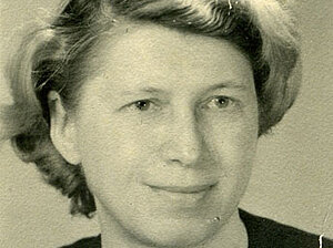 Irmentraut Piletschka Schwarz-Weiß Foto einer jungen Dame mit freundlichem Lächeln